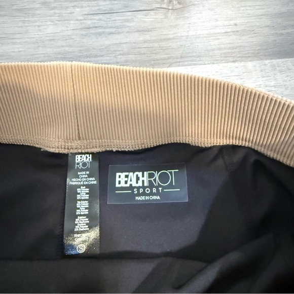 ❤️ Beach Riot Irina Skirt in Black and Sandshell Colorblock - Picture 10 of 11